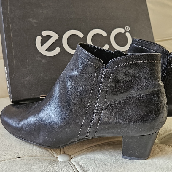 ECCO Women's Black Ankle Boots - Picture 1 of 8
